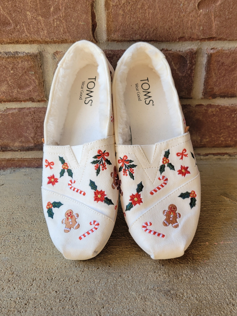 TOMS Women’s 6.5 White Christmas Holiday Embroidered Fuzzy Slip Ons